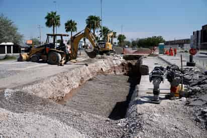 Entre el temor de nuevas inundaciones, vecinos del Suroriente ven reparaciones de colectores de drenaje que han colapsado. (EL SIGLO DE TORREÓN)