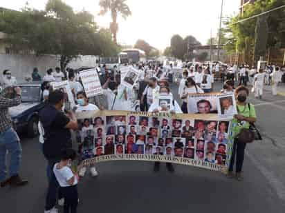 El contingente estuvo encabezado por familiares de personas desaparecidas, con una gran lona de fotografías de sus seres queridos. (FERNANDO COMPEÁN)