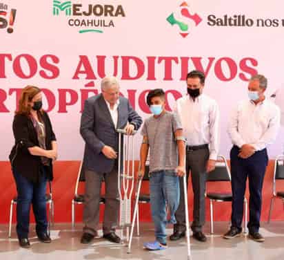 El alcalde de Saltillo, José María Fraustro Siller, entregó aparatos auditivos y ortopédicos para distintas edades.