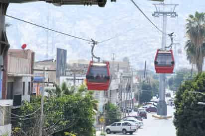 De martes a domingo, después de cerrar taquilla, se da una hora más para que las personas puedan bajar del Teleférico. (EL SIGLO DE TORREÓN)