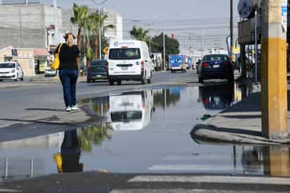 Admite Simas Torreón que en las últimas semanas se han ido registrando cada vez más quejas por fugas de agua potable; la autoridad lo atribuye al aumento del abasto en la red de distribución.