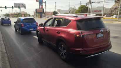 Ambos vehículos terminaron con daños materiales. (EL SIGLO DE TORREÓN)