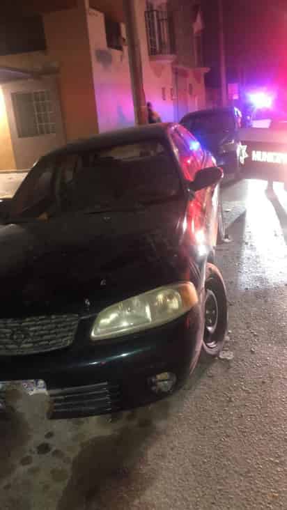La camioneta responsable chocó con un auto estacionado.