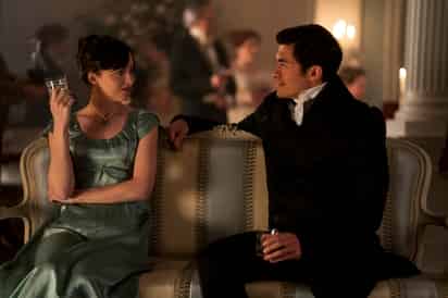 En esta imagen difundida por Netflix, Dakota Johnson, a la izquierda, y Henry Golding en una escena de 'Persuasion'. (Nick Wall/Netflix vía AP)