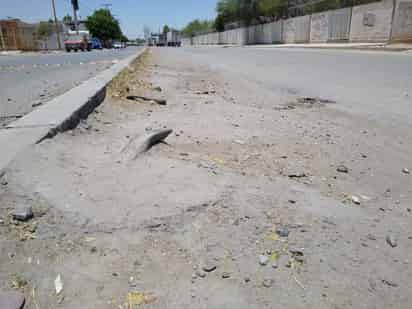 El cruce de las calzadas Bartolomé de las Casas y Canal de la concha carece de un camellón definido y pavimento nivelado. (EL SIGLO DE TORREÓN)