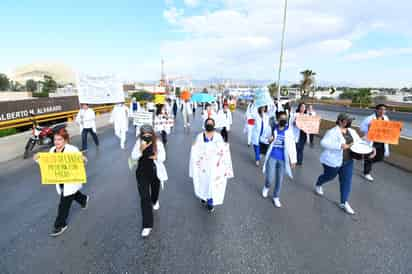 Médicos y médicas en formación de diversas universidades salieron de Torreón y Lerdo de forma simultánea y terminaron con un mitin a unos metros del puente plateado, en Gómez Palacio. (FERNANDO COMPEÁN)