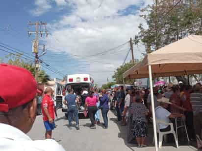 La unidad atendió a los adultos mayores que presentaron malestar por estar debajo del sol. (EL SIGLO DE TORREÓN)