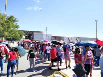 Gran demanda hubo ayer en Gómez Palacio en el arranque de la vacunación a adolescentes. (EL SIGLO DE TORREÓN)