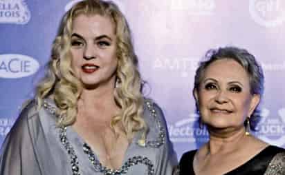 Desde que el reloj dio las 20:00 horas, la alfombra roja comenzó a poblarse de estrellas fuera del Teatro del Bicentenario (CORTESÍA) 