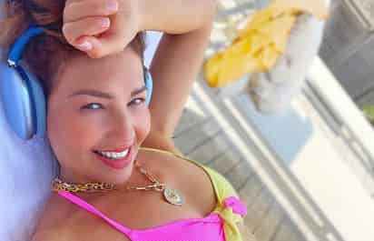 A sus 50, Thalía luce sus curvas en traje de baño