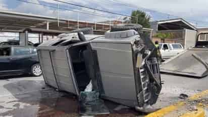 Conductor vuelca tras conducir en aparente estado de ebriedad en Saltillo