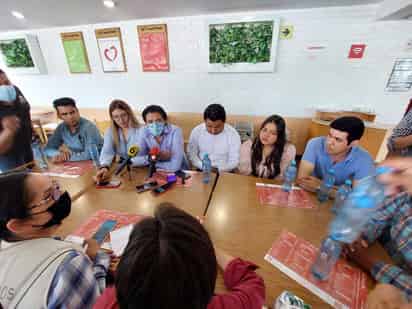Ayer se reunieron médicos pasantes del servicio social de tres universidades de La Laguna para dar a conocer las acciones legales. (EL SIGLO DE TORREÓN)