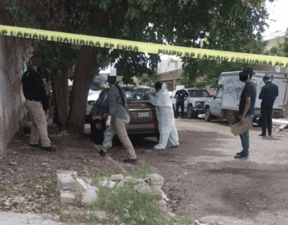 El cuerpo de la mujer fue localizado en el asiento trasero de un vehículo particular. (EL SIGLO DE TORREÓN)