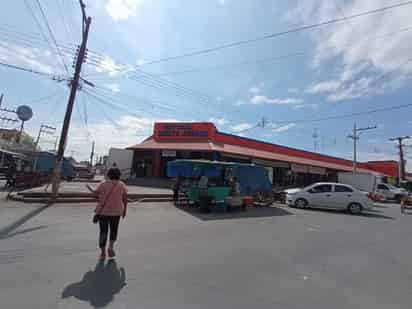 Comerciantes asisten a trabajar pensando que será un mejor día.