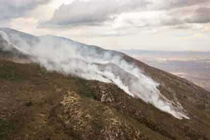 El incendio se registra en zona conocida como Tanque del Barro. (EL SIGLO DE TORREÓN)