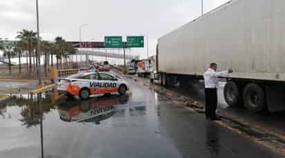 La lluvia registrada la tarde noche de ayer dejó como saldo tres accidentes automovilísticos sin lesionados. (EL SIGLO DE TORREÓN)