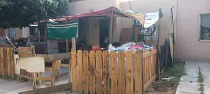 Los vecinos decidieron brincarse desde la casa de otra mujer para entrar y atender al hombre. (EL SIGLO DE TORRREÓN)