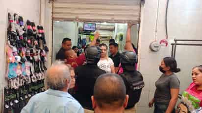 La afectada dijo que clausuraron los sanitarios de forma violenta, incluso la detuvieron.