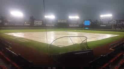 El terreno de juego en el estadio Alberto Romo Chávez no estaba en buenas condiciones, a pesar de que se alcanzó a colocar la lona del infield, pero ya los charcos y el lodo eran abundantes en el diamante (ESPECIAL)