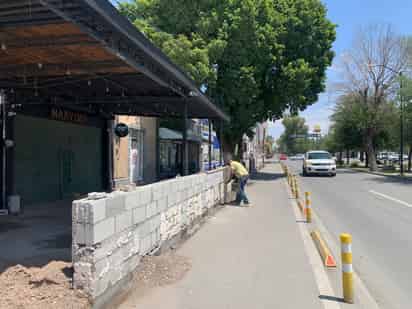 El muro se localiza en un comercio de la calzada Colón, entre las avenidas Morelos y Matamoros. (EL SIGLO DE TORREÓN)