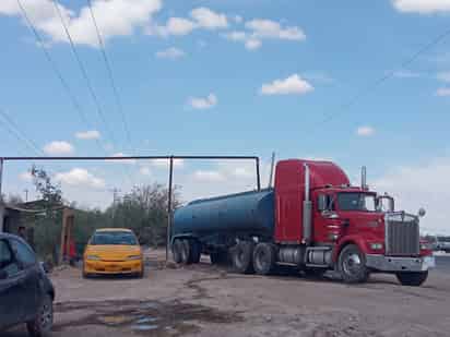 Utilizan 12 pipas para entregar agua en San Pedro y les cuesta 1.5 mdp