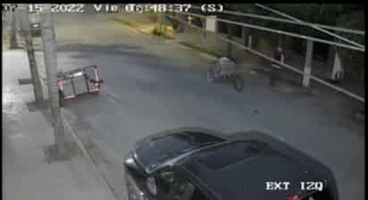 En el video se muestra cómo es que un hombre logra llevarse el medidor de agua en la colonia San Isidro. (EL SIGLO DE TORREÓN)