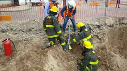 Luego del reporte que realizó el personal de la obra, elementos de Bomberos y Protección Civil municipal acudieron al lugar.