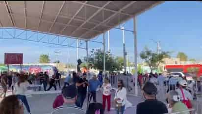 Grupos de militantes hicieron volar sillas, mesas, hubo golpes, empujones y gente que salió corriendo debido al zafarrancho que se originó en el lugar.