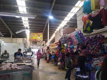 Los locatarios del mercado consideraron que pese a la aportación que hacen al municipio no se les apoya. (EL SIGLO DE TORREÓN)