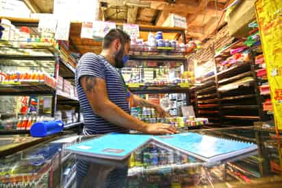 Una forma de economizar en este regreso a clases es reutilizando los útiles escolares, como cuadernos, lápices y juegos de geometría. (EL SIGLO DE TORREÓN)