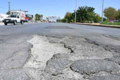 Los enormes baches que nadie tapa son cosa común. En el bulevar Ejército Mexicano es muy difícil ya contar los baches que hay, pero es casi imposible no atinar a alguno mientras se conduce.