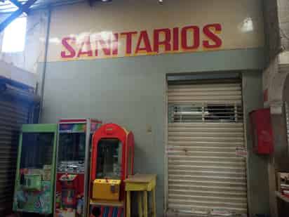 Los baños se clausuraron el viernes pasado y los locatarios dijeron que sólo los recuperaron. (EL SIGLO DE TORREÓN)