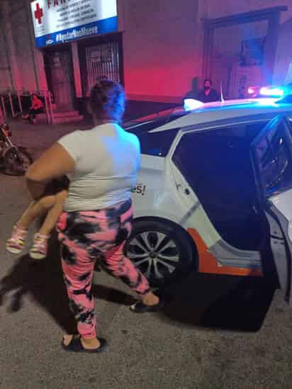 Elementos de tránsito trasladaron al hospital a niña que fue atacada por un perro.