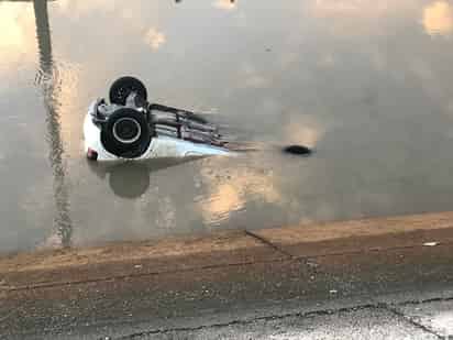 La unidad fue sacada del interior de canal de riego con la ayuda de una grúa y trasladada a un corralón de la ciudad.