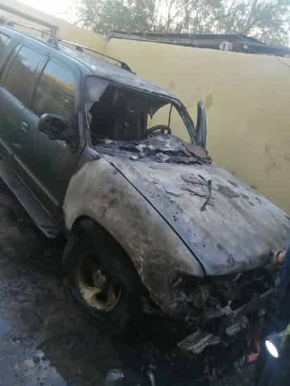 Se incendió camioneta estacionada en el porche de una casa.
