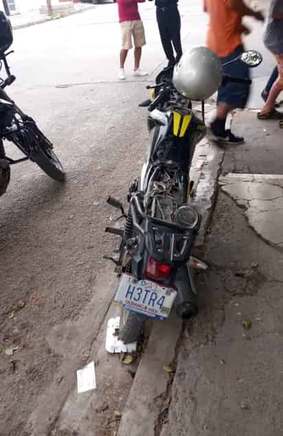 El hombre lesionado viajaba a bordo de una motocicleta de la marca Italika de color negro.