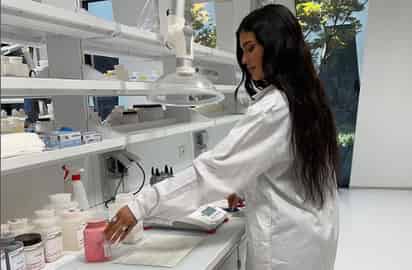 Kylie Jenner es acusada de antihigiénica en producción de sus cosméticos