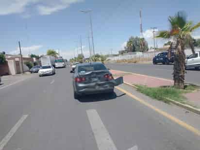 El accidente provocó que el auto brincara al carril contrario.