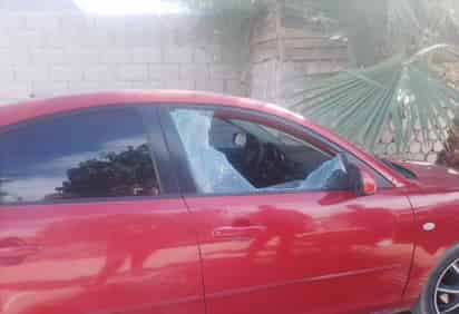 Detienen a dos por arrojar piedras al auto de una mujer en Torreón