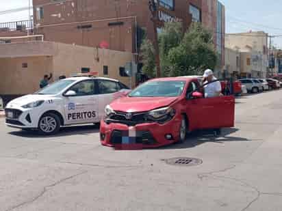 Un conductor no respetó el alto y chocó contra el costado izquierdo de un vehículo que llevaba preferencia.