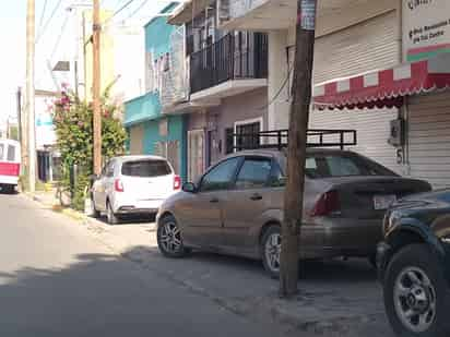 Colonos dejan sus vehículos estacionados en plena banqueta, generando riesgos para los peatones que circulan en bulevar Revolución.