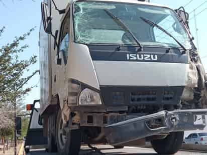 El vehículo volcado fue trasladado por medio de una grúa hacia un corralón municipal.