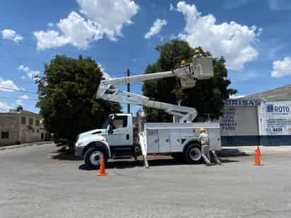 Los comerciantes dijeron que se observa a las camionetas del personal de CFE trabajando en varios puntos de la ciudad. (EL SIGLO DE TORREÓN)