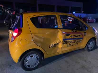 Por el golpe, el chofer perdió el control del taxi, dando una vuelta sobre el pavimento. (EL SIGLO DE TORREÓN)