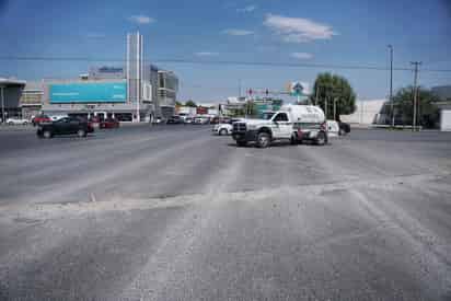 Llaman a reparar el pavimento del bulevar Diagonal Reforma, en el cruce de la calzada Ramón Méndez. (EL SIGLO DE TORREÓN)