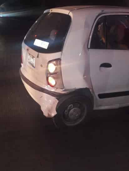La unidad fue impactada por alcance por una camioneta.