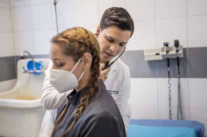 El secretario de Salud informó que los especialistas que contratan para laborar en hospitales integrales suelen renunciar al mes. (EL SIGLO DE TORREÓN)