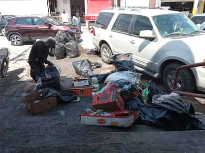 Aunque el camión recolector pasa en un horario específico, desde temprana hora se observan los montones de bolsas regadas. (EL SIGLO DE TORREÓN)