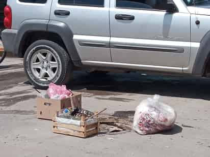 Han colocado rejas y objetos para prevenir a los conductores. (EL SIGLO DE TORREÓN)