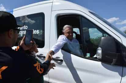 AMLO huye de la prensa en su visita a mina en Sabinas, pero asegura que 'habrá sanciones'